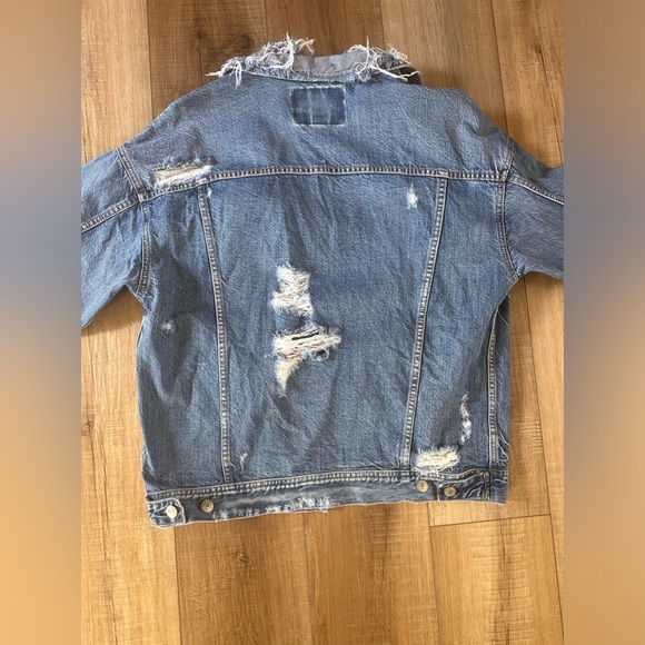 American Eagle Distressed Jean Jacket - Picture 5 of 6